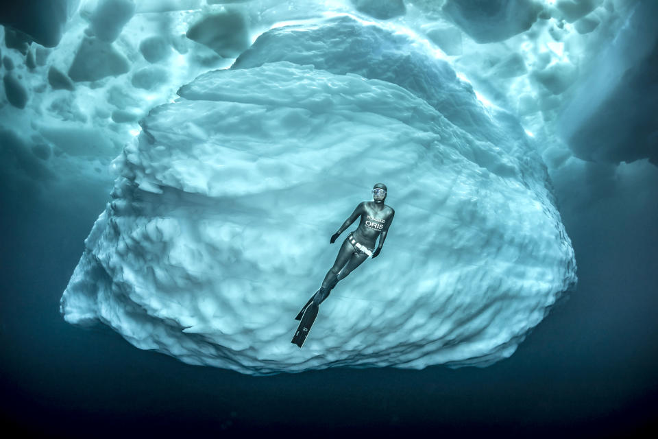 Die Taucherin Anna von Boetticher posiert gekonnt unter Wasser. (Bild: Tobias Friedrich / www.BELOW-SURFACE.com / CATERS NEWS)
