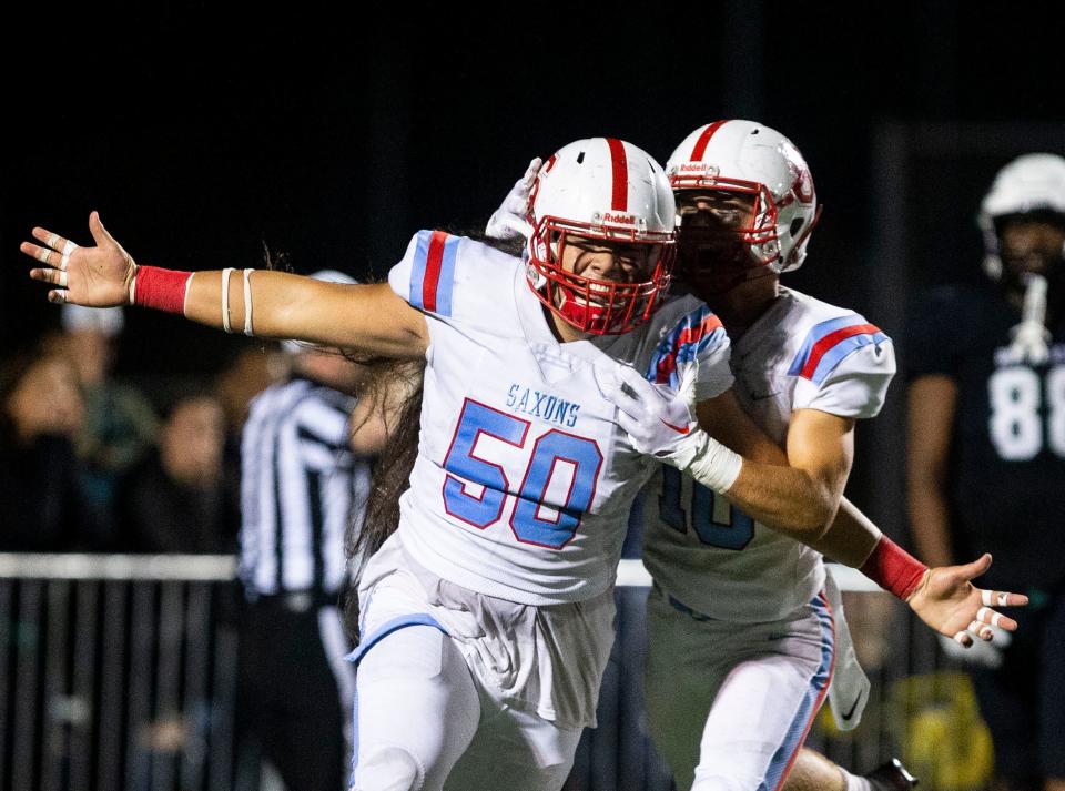 Hatimu Letisi (50) de South Salem celebra anotar un touchdown de un balón perdido durante el juego contra West Salem el viernes 30 de septiembre de 2022.