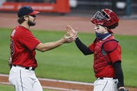 El relevista de los Indios de Cleveland Brad Hand y el cátcher Roberto Pérez celebran la victoria sobre los Medias Blancas de Chicago, el lunes 21 de septiembre de 2020, en Cleveland. (AP Foto/Ron Schwane)