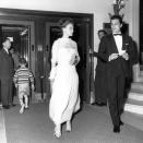 <p>Le couple le plus glamour des années 60 s’est rendu ensemble au Festival de Cannes, en 1962. Alain Delon représente le film « Eclipse », de Michelangelo Antonioni, et Romy Schneider est venue soutenir « Boccace 70 », de Luchino Visconti.</p><br>