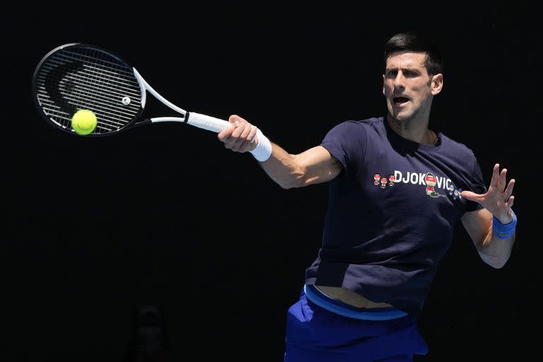 Djokovic durante uno de los pocos entrenamientos que pudo hacer en Melbourne antes de ser deportado y, por ende, expulsado del primer Grand Slam del año. 