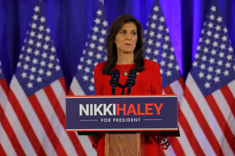 La candidata presidencial republicana y ex embajadora de Estados Unidos ante la ONU, Nikki Haley, habla mientras anuncia que suspende su campaña, en Charleston, Carolina del Sur