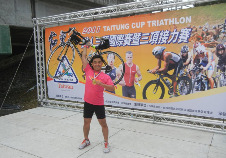 15年前戴宏全開始接觸許多運動，圖為2011年遠赴台東參加的鐵人三項國際賽暨三項接力賽。（宏全提供）。