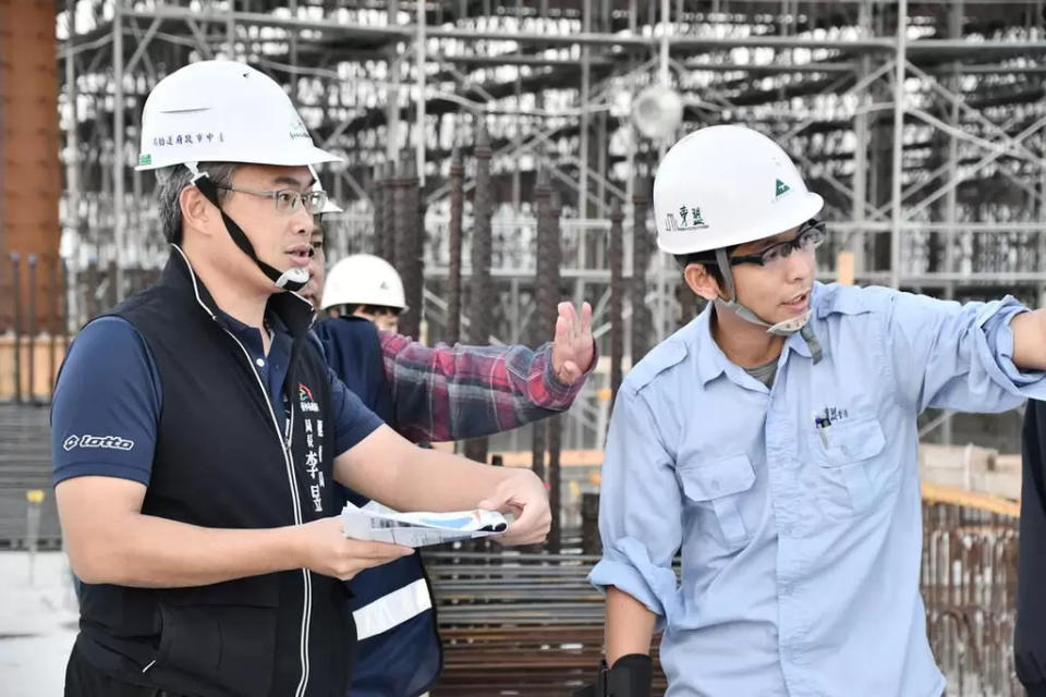 日前運動局長李昱叡代表盧市長前往清水向施工團隊致意並關心工程進度。台中市運動局提供