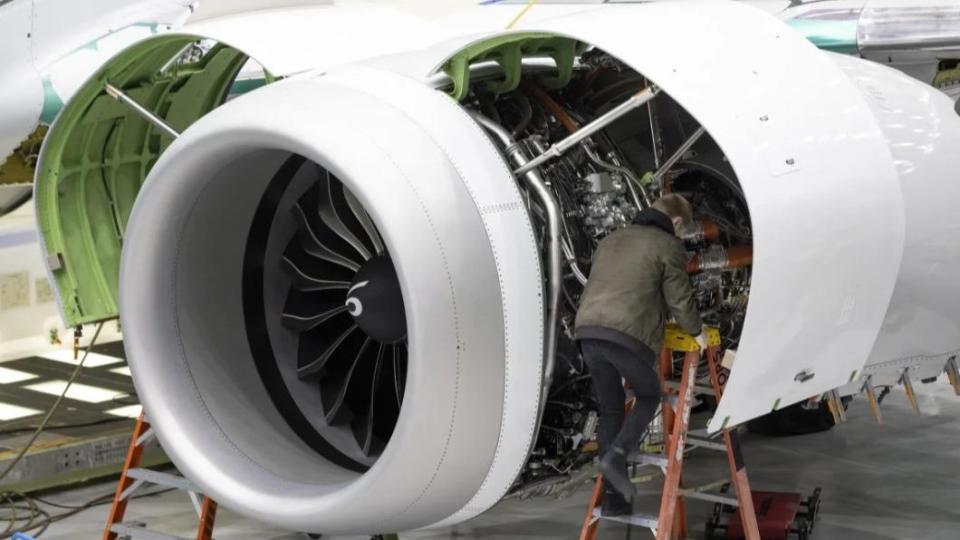 FAA調查波音飛機時，發現兩架飛機均出現「防冰系統」的安全疑慮，恐造成飛機引擎在高空行駛期間結冰故障。（圖／翻攝自CNN）