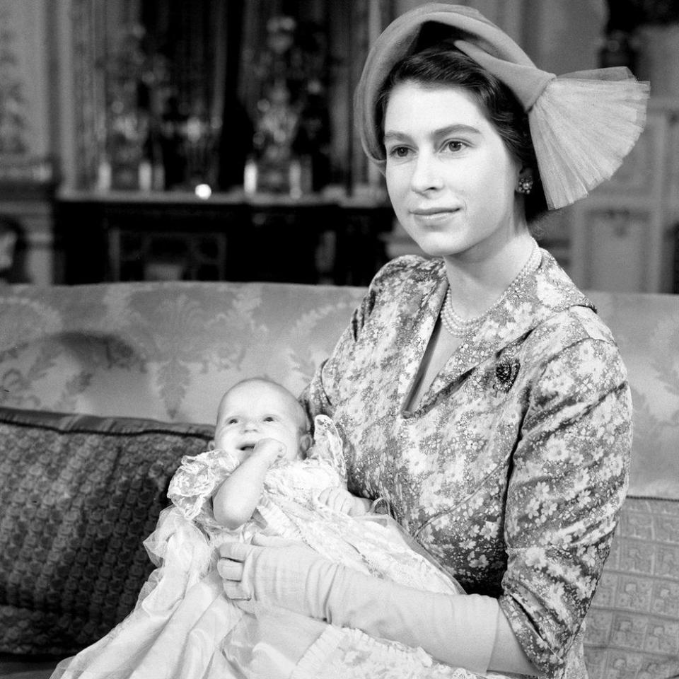 <p>Princesa Elizabeth apresenta a segunda filha, Anne, em 1950 (foto: PA)</p> 