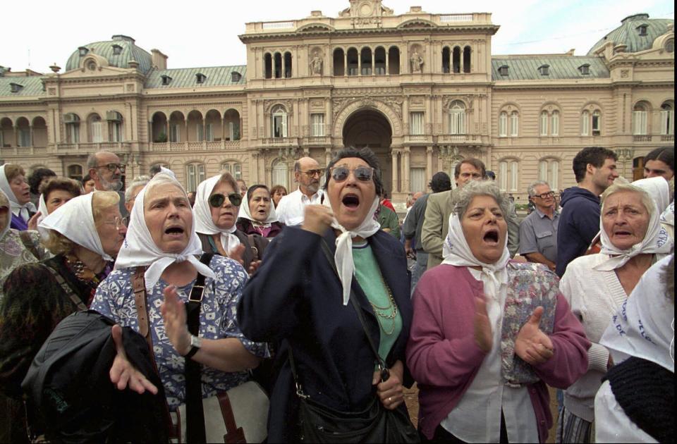 ARCHIVO - Madres de Plaza de Mayo protestan por las desapariciones de sus hijos frente a la oficina presidencial de la Casa Rosada en Buenos Aires, Argentina, el 27 de abril de 1995. Madres de Plaza de Mayo es una organización de derechos humanos creada por mujeres cuyos hijos fueron secuestrados por los militares durante la dictadura que gobernó Argentina de 1976 a 1983. (AP Foto/Eduardo Di Baia, Archivo)