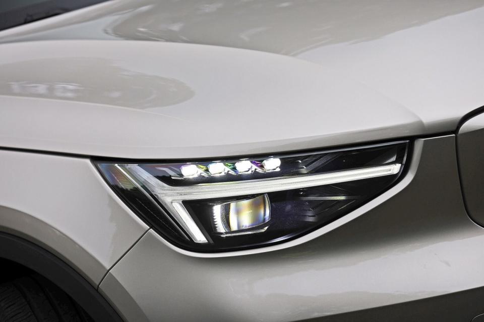 XC40 Recharge Twin Motor車型標配有Pixel Technology高階像素式頭燈，具備主動轉向、水平高度自動調整與光形變化等功能。