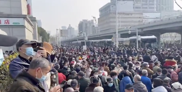 中國武漢老年人在2月15日聚集於中山公園抗議當局醫保改革。   圖：翻攝自推特影片