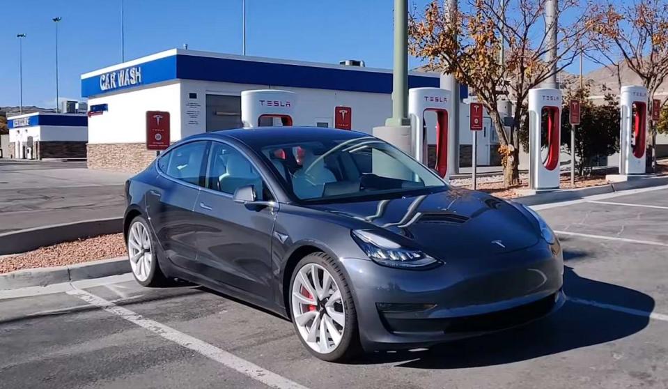 Tesla Model 3測速影片由網友Ben Ahlander發佈，測試地點應該在猶他州Bonneville鹽灘（圖片來源：https://www.youtube.com/watch?v=RZbLeRD8hQE&feature=youtu.be&t=32）