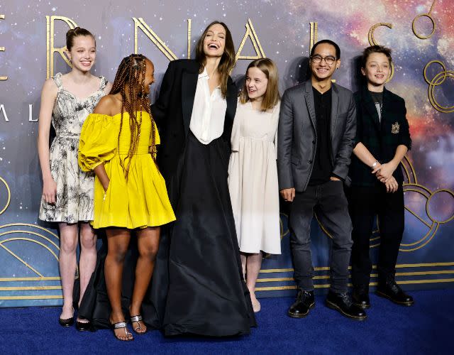 Анджелина Джоли (третья слева) позирует со своими детьми (слева направо) Шайло Джоли-Питт, Захарой ​​Джоли-Питт, Вивьен Джоли-Питт, Мэддоксом Джоли-Питт и Ноксом Джоли-Питт.  Фото Толги Акмена/AFP через Getty Images.