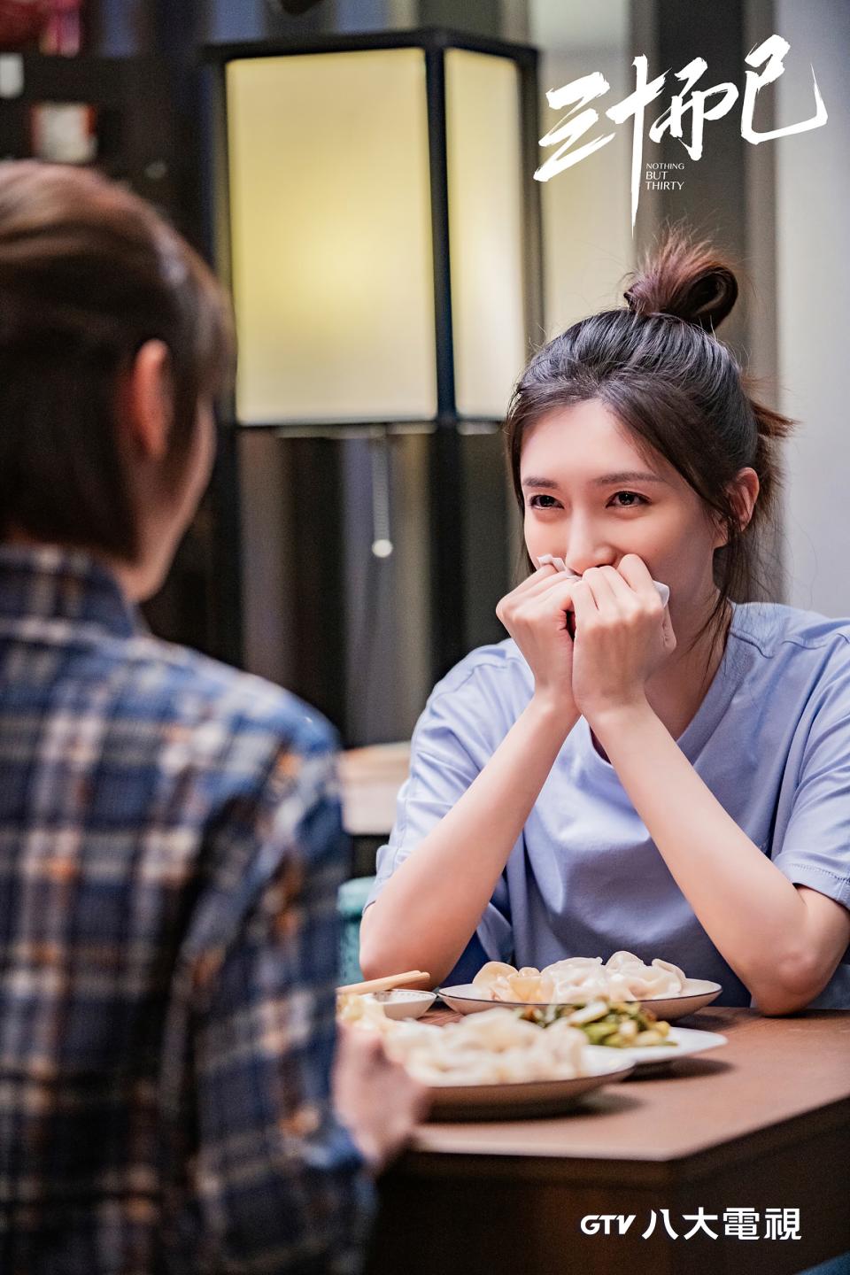 江疏影飾演隻身離鄉背井到外地打拚的女子「王漫妮」。（圖／八大）