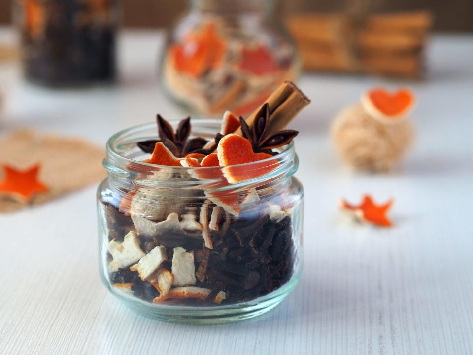 Dry aromatic potpourri often contains unknown ingredients.