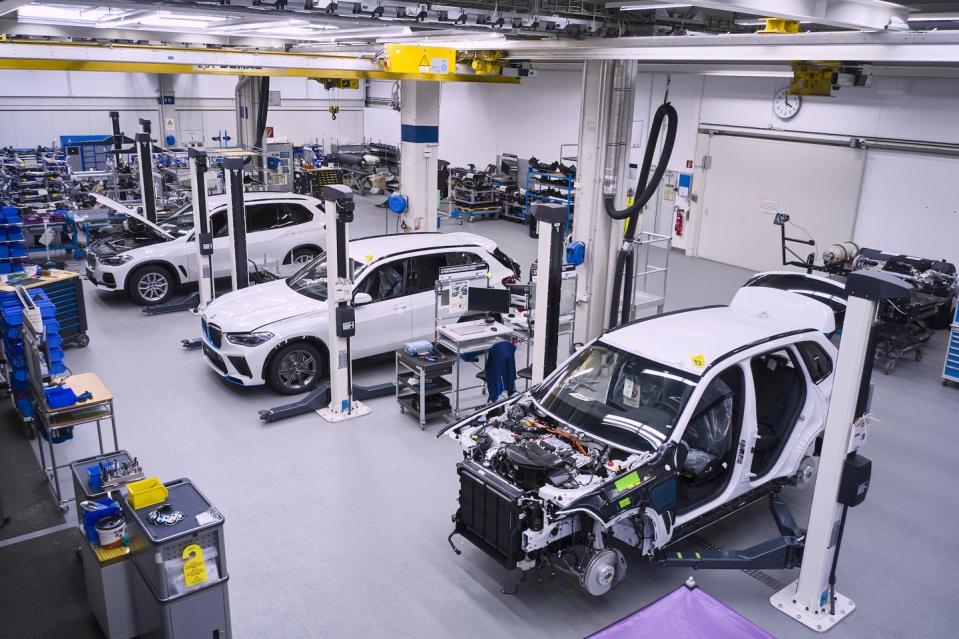 bmw ix5 hydrogen suvs being assembled