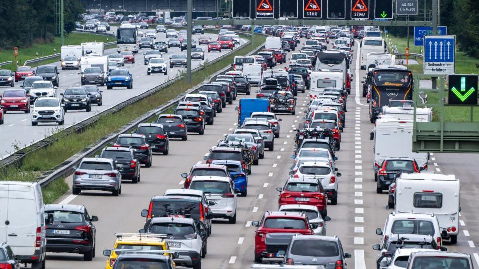 Wer am Wochenende vom 12. bis 14. Mai unterwegs ist, kann nicht überall auf freie Straßen hoffen. (Bild: dpa)