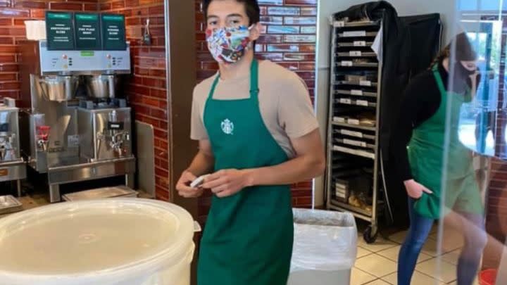 Lenin Gutiérrez trabaja como barista en un Starbucks en San Diego, California. La foto fue publicada en la página de una campaña de recaudación de fondos en su beneficio en GoFundMe y sería la misma que una mujer que entró en su establecimiento sin mascarilla le tomó. (GoFundMe/Facebook)