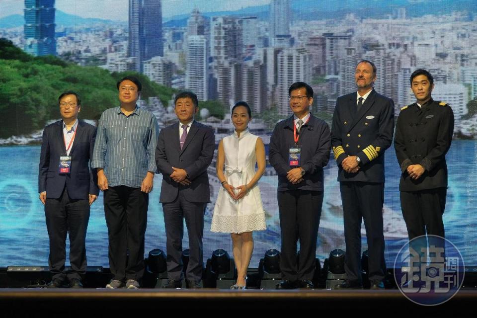 衛福部長陳時中（左3）親自出席首航記者會與跳島行程。
