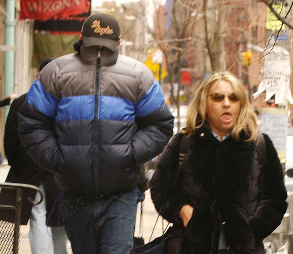 Na? Erkannt? Hier läuft Leonardo DiCaprio im Schildkrötenlook durch New York. neben ihm seine Mutter Irmelin. (Bild: Arnaldo Magnani/Getty Images)