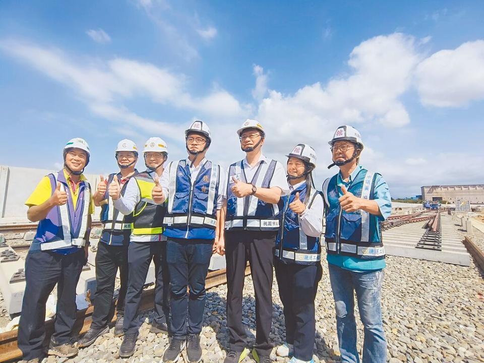 桃園捷運綠線行控中心大樓4日舉辦上梁典禮，市長張善政（右三）視察目前工地施工狀況。（賴佑維攝）