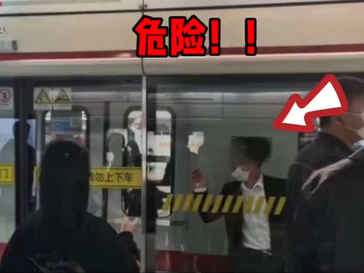 Man gets stuck between train and screen (Weibo/KNEWS)