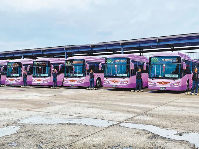 台北市在2018年宣示要在2022年讓400輛電動公車上路，市議員王欣儀發現，目前只有100多輛電動公車，政策恐怕會跳票。圖為電動公車。（本報資料照片）
