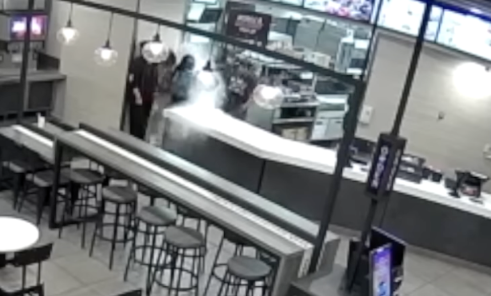 Las imágenes muestran presuntamente a una gerente de Taco Bell vertiendo agua hirviendo sobre dos clientes (YouTube/WFAA)