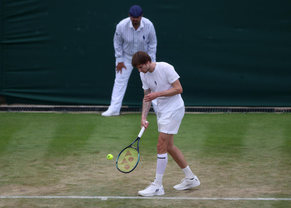 Alexander Bublik, de Kazajstán, sirve de abajo durante su partido de tercera ronda contra Frances Tiafoe, de EE. UU. en Wimbledon. (Foto: REUTERS/Paul Childs)