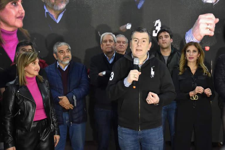 Gerardo Zamora celebró la victoria arrasadora de su fuerza junto a su esposa, la senadora Claudia Ledesma, y la intendenta capitalina, Norma Fuentes