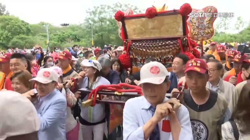 香客齊聚在回鑾路線上。