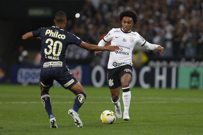 Willian, de frente, pieza clave de Corinthians en el empate 0-0 del sábado pasado ante Santos; el Timao recibirá a Boca este martes por la Copa