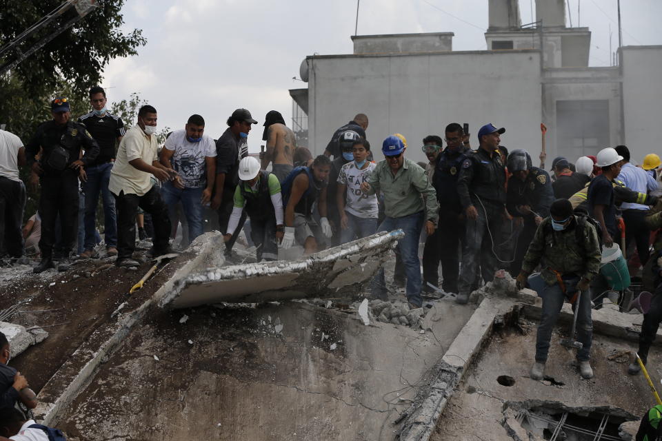 <p>MEX60. CIUDAD DE MÉXICO (MÉXICO), 19/09/2017.- Cientos de mexicanos intentan rescatar a personas con vida de los edificios colapsados en Ciudad de México (México) hoy, martes 19 de septiembre de 2017, tras un sismo de magnitud 7,1 en la escala de Richter, que sacudió fuertemente la capital mexicana y causó escenas de pánico justo cuanto se cumplen 32 años de poderoso terremoto que provocó miles de muertes. EFE/José Méndez </p>