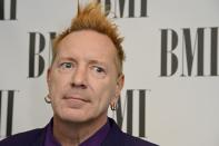 Live dabei bei der TV-Romanze war damals auch der Sex-Pistols-Sänger John Lydon, aka Johnny Rotten. Während der Show sorgte er für Aufsehen, als er das Publikum wüst beschimpfte. (Bild: Ben A. Pruchnie/Getty Images)