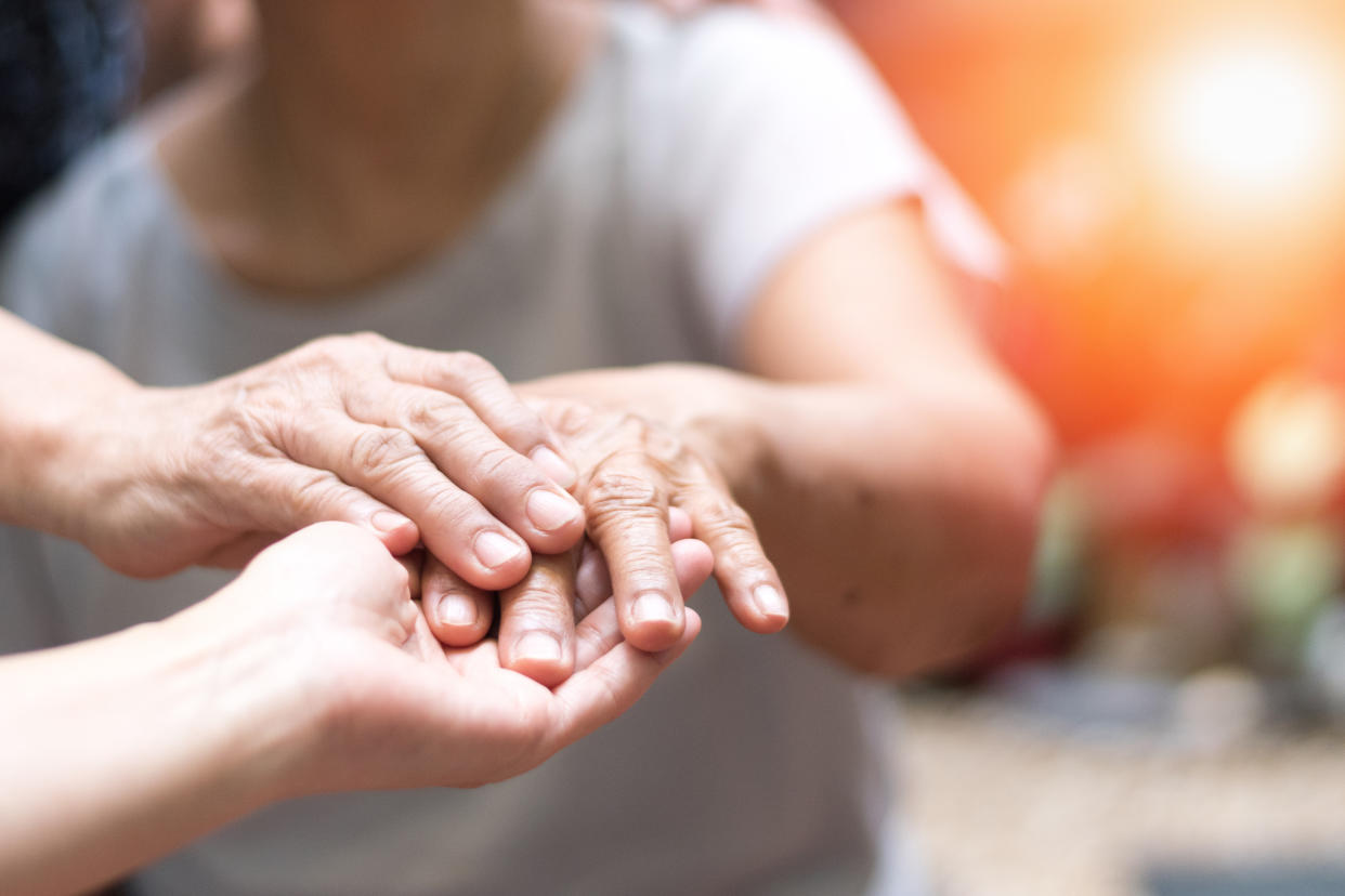 Los pacientes de Parkinson suelen desarrollar temblores que indican la presencia de la enfermedad. (Getty Images)