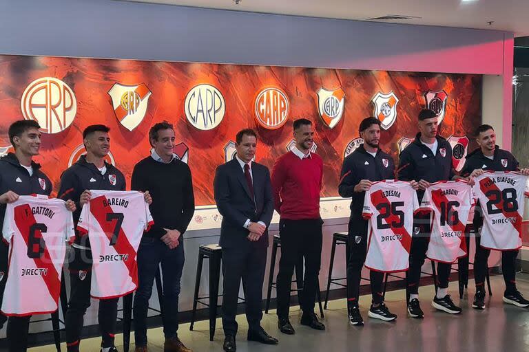 Federico Gattoni, Adam Bareiro, Ignacio Villarroel, Jorge Brito, Martín Demichelis, Jeremías Ledesma, Franco Carboni y Felipe Peña Biafore, en la presentación formal de los refuerzos de River.