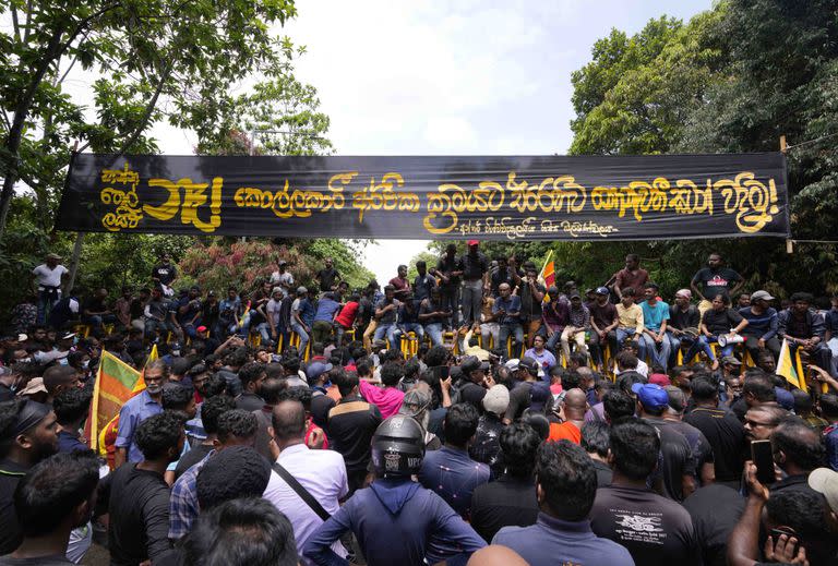 Manifestantes demandan la renuncia del gobierno en Colombo, Sri Lanka, el 6 de mayo del 2022.  La policía en Sri Lanka usó gas lacrimógeno y cañones de agua para dispersar una protesta de estudian tes que estaban acampados junto al parlamento criticando a los legisladores por no destituir al presidente Gotabaya Rajapaksa y su gobierno por la peor crisis económica del país en la memoria reciente. (AP Foto/Eranga Jayawardena)