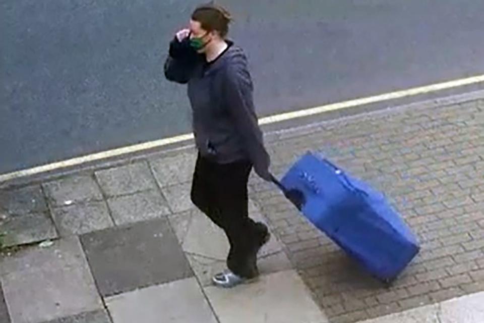 Una imagen de CCTV de Jemma Mitchell arrastrando una maleta azul en el noroeste de Londres el 11 de junio de 2021 (Policía Metropolitana/PA) (PA Wire)