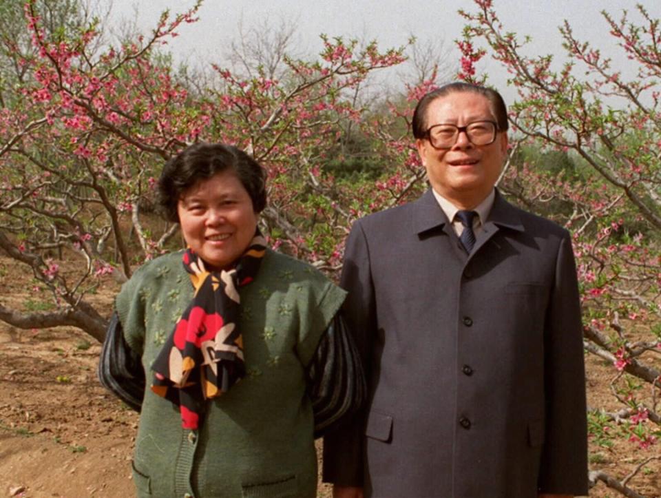 1992年4月19日，中國北京，中國國家主席江澤民與妻子王冶坪在玉泉山上合照。