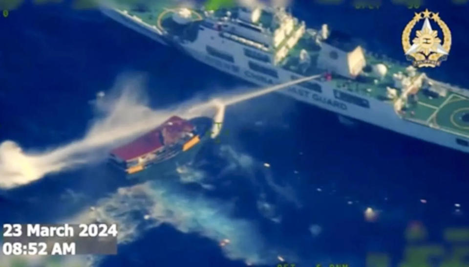 <strong>大陸海警船對菲國補給船施予水炮攻擊。（圖／美聯社）</strong>