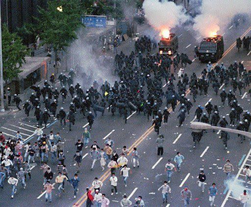 <p>▲1987年的六月民主運動由全國各大城市人民上街表達不滿。（圖／美聯社／達志影像）</p>