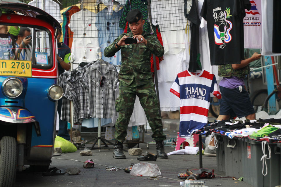 Un soldado fotografía el lugar de una explosión en Bangkok, Tailandia, el domingo 23 de febrero del 2014.(Foto AP/Wally Santana)