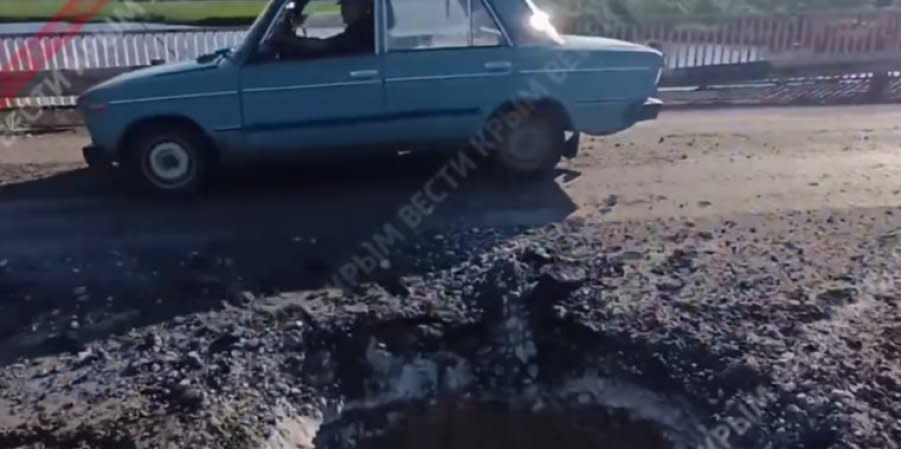 Ukrainian soldiers hit the Daryivka Bridge across the Inhulets River, photos published by the occupiers