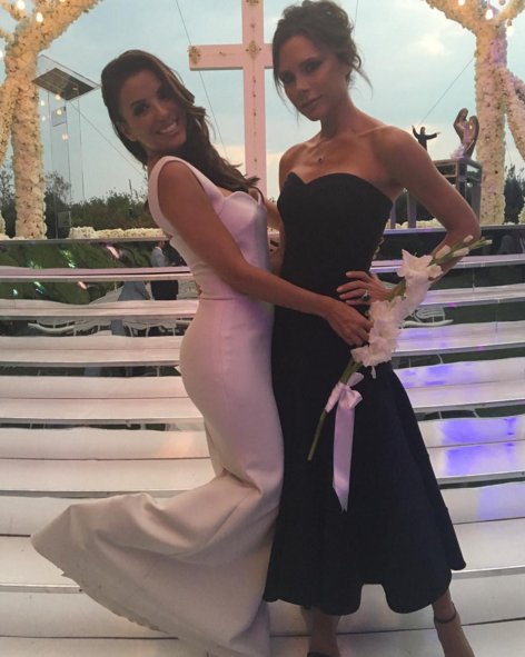 <p>L'élément le plus frappant de la robe de l’actrice était probablement la jupe « fishtail » queue de sirène qui ne semblait vraiment pas gêner Eva pour danser. <i>[Photo : Instagram/Victoria Beckham]</i></p>