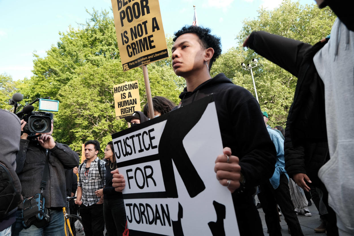 Des manifestants réunis le 5 mai pour demander « justice pour Jordan Neely » à New York.