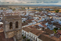 Esta localidad amurallada fue fundada en el siglo XIII y perteneció a Portugal hasta 1801, lo que aún se nota en sus tradiciones. Actualmente es la capital de la comarca de los Llanos de Olivenzas y cuenta con el título de villa que le otorgó Isabel II en 1858. (Foto: Getty Images).