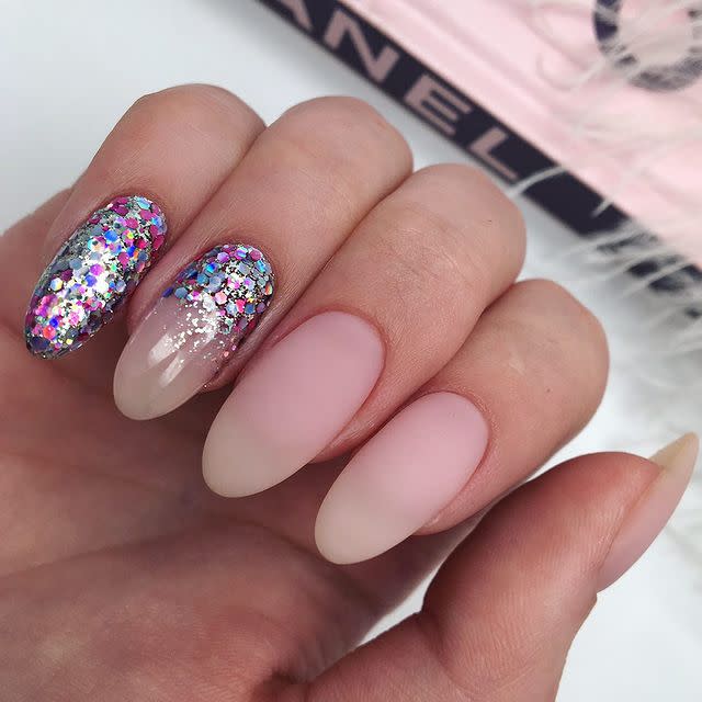 19) Accent nails