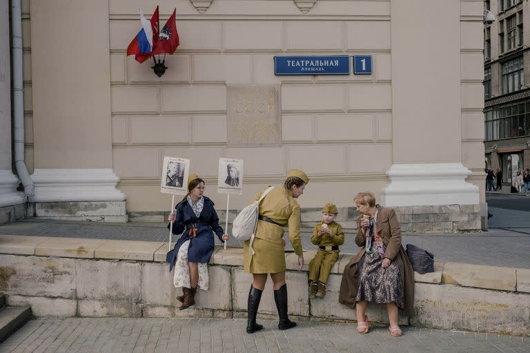 Celebración del Día de la Victoria, en conmemoración de la victoria soviética sobre la Alemania nazi, en Moscú, el 9 de mayo de 2023. Los desfiles de rusos con imágenes de antepasados muertos en guerras pasadas se eliminaron de las conmemoraciones del Día de la Victoria este año. 