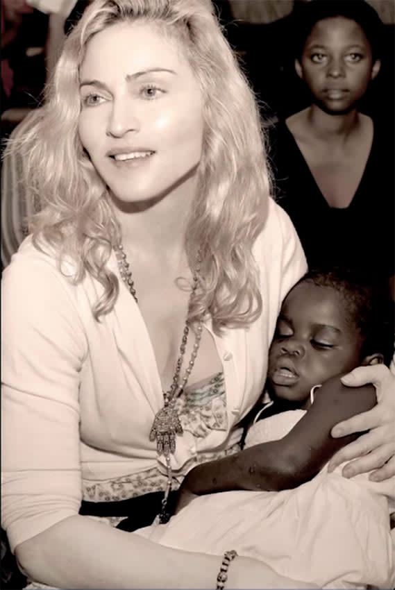 Madonna con su hija Mercy James