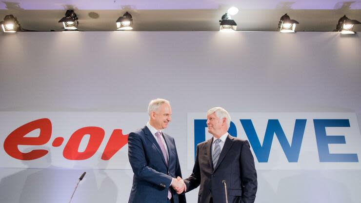 Im März 2018 gaben die Chef von Eon, Johannes Teyssen (links), und RWE, Rolf Martin Schmitz, ihr Tauschgeschäft bekannt. Die EU-Kommission genehmigte es. Konkurrenten wollen das aber nicht akzeptieren. Foto: dpa