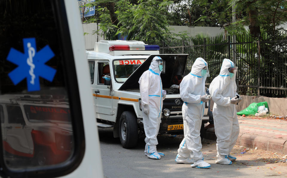 India has recorded 401,993 fresh Covid-19 cases in the first time and 3,523 deaths including 375 in Delhi in the last 24 hours amid an oxygen crisis. India's covid-19 tally has risen to 19,164,969. Source: Getty Images 