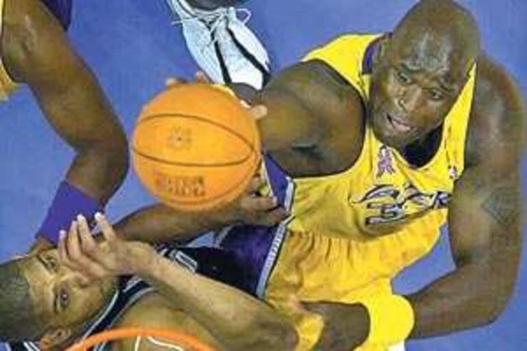 Shaquille O´ Neal en sus tiempos en los Lakers, peleando por la pelota con Tim Duncan